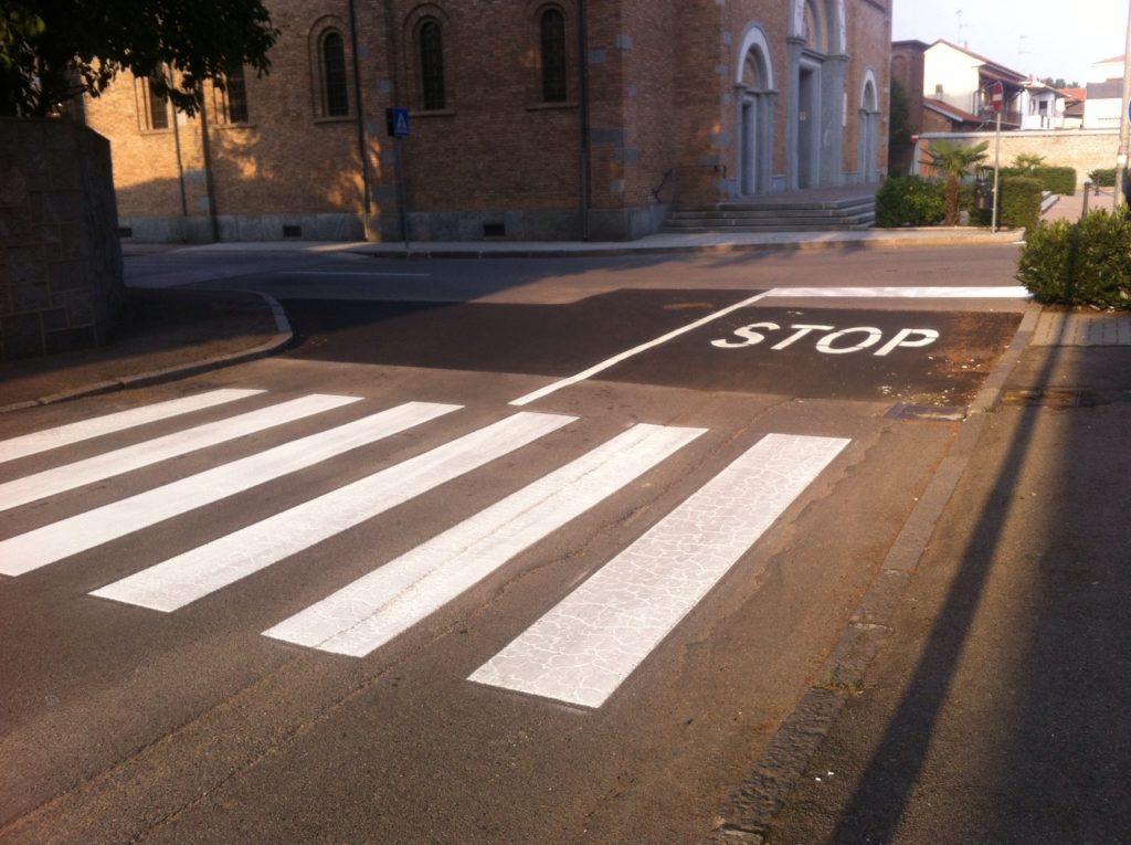 Segnaletica stradale orizzontale e posti auto in situazioni e condizioni critiche